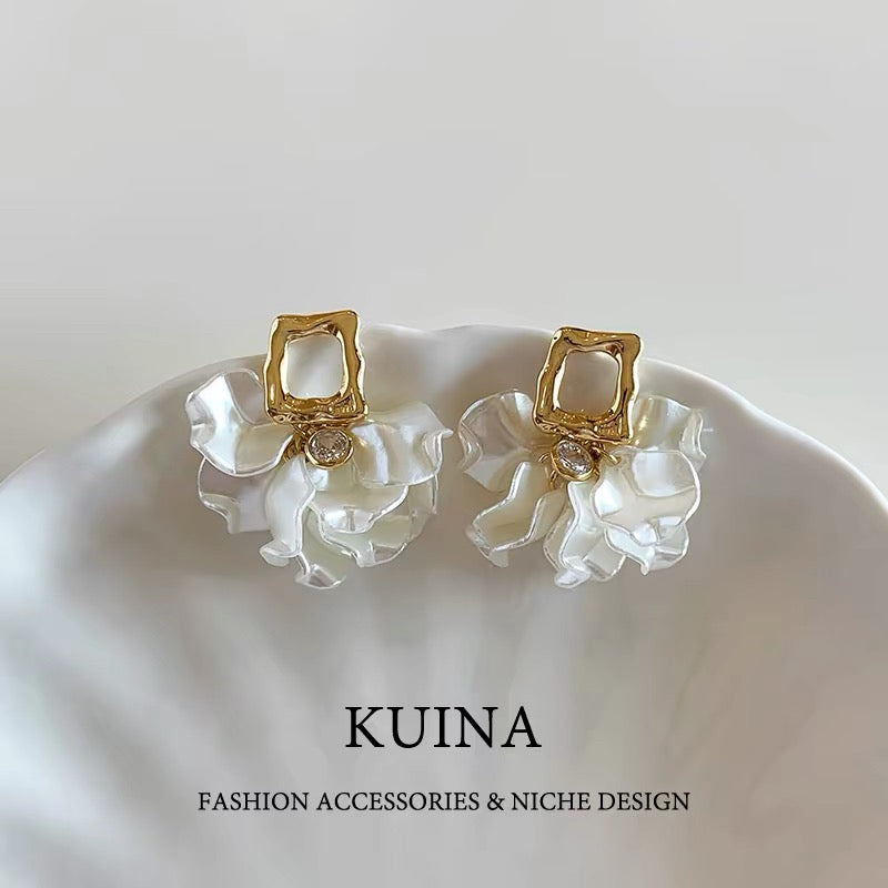 Bloom in Gold